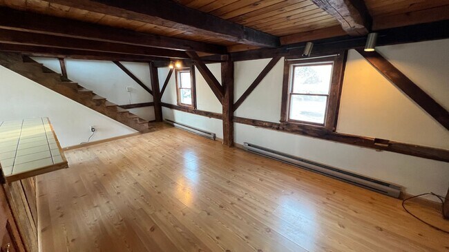 Building Photo - Rustic Single Family Home, Private Deck, Fenced-In Back Yard, Wood Flooring ...