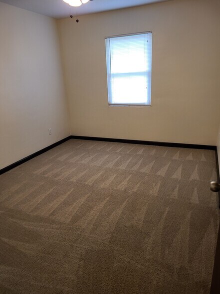 Front bedroom - 305 Woodview Ave