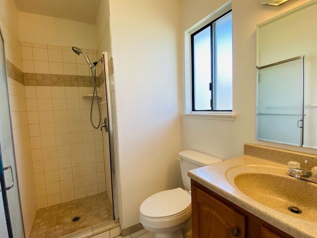 Building Photo - $2,050 Ashlan & Fowler, 3 Bedroom Home - H...