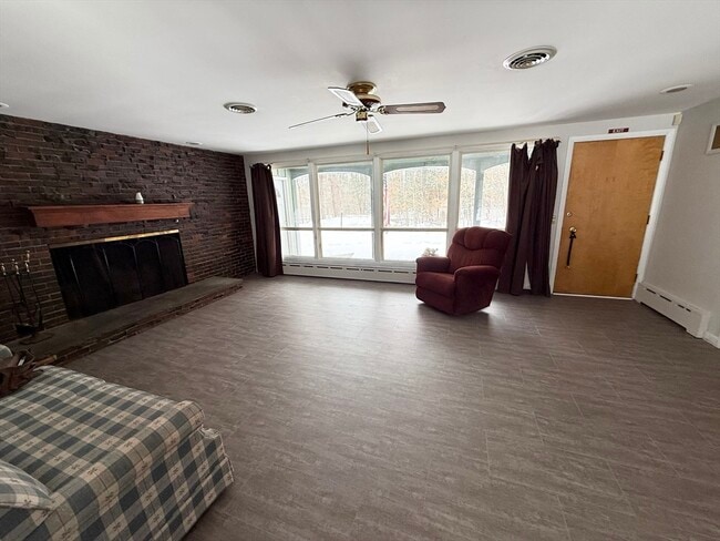 Building Photo - 1090 Pleasant St