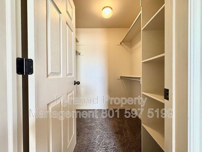 Building Photo - 2136 Fernside St