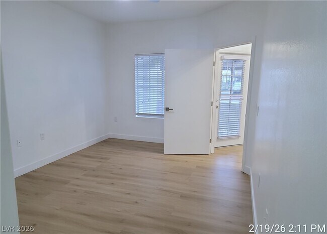 Building Photo - 3400 Cabana Dr