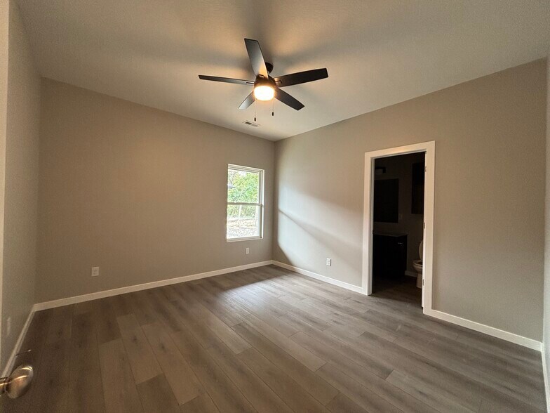 Building Photo - 4940 W Minota St