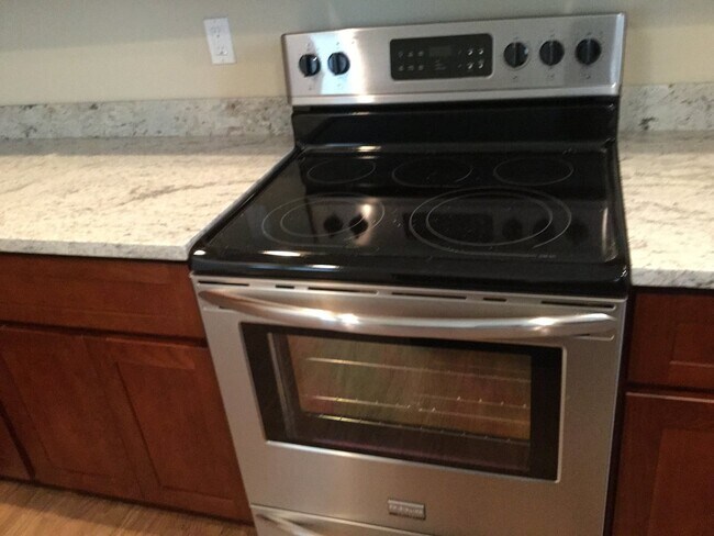 Building Photo - 1663 Burnside Pl