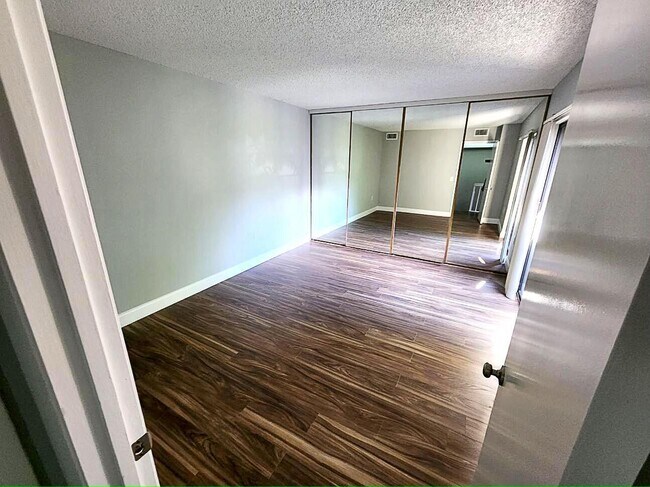 Building Photo - 1011 10th Ct