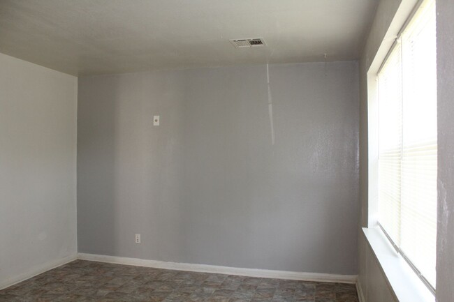 Building Photo - 5 Minutes from Tinker!!!