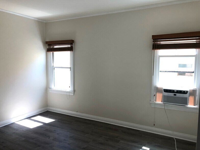 Building Photo - 7007 Willoughby Ave