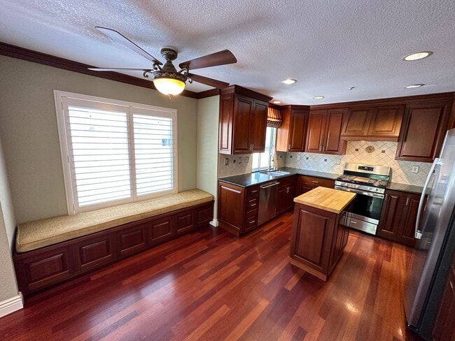 Building Photo - 3 Bed 2.5 Bath Townhouse W/ Garage