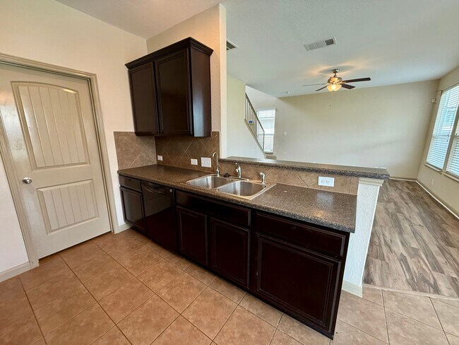 Building Photo - Beautiful 3 bedroom, 2.5 bathroom in Avery...