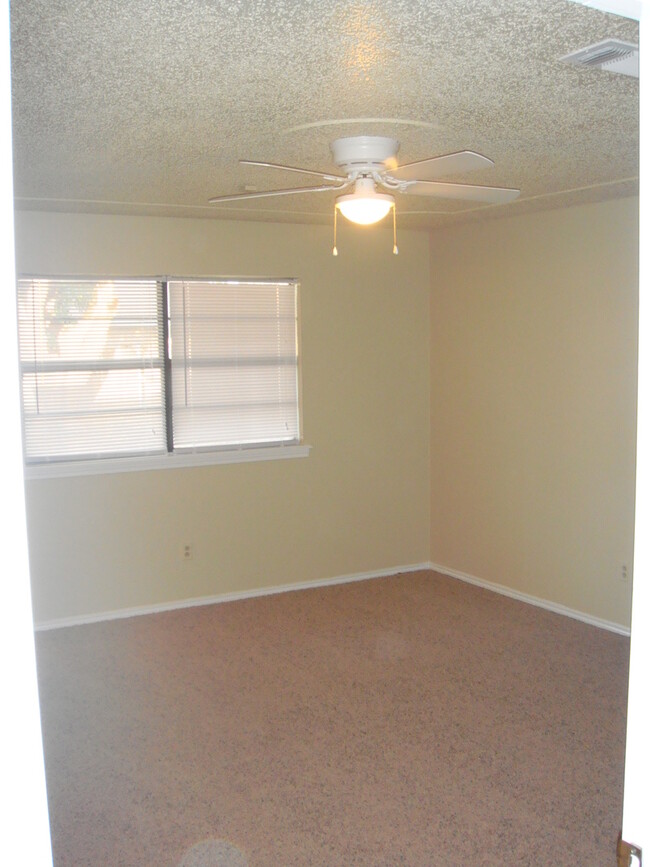 Building Photo - Pre-Leasing this Updated 3/2/2 Great Locat...