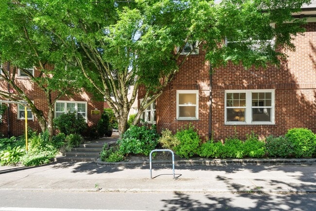 Building Photo - Bright 1 Bed condo in Kerns Neighborhood o...