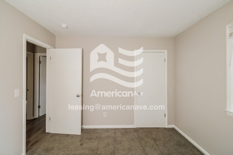 Building Photo - 216 Pond Ridge Rd E