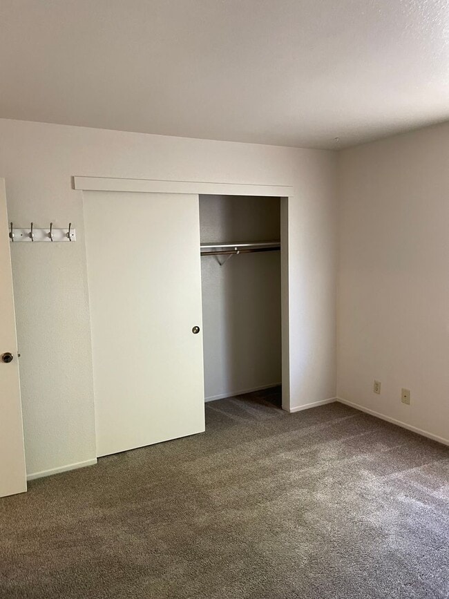 Building Photo - 3 Bedroom 2 Bath available this Summer!