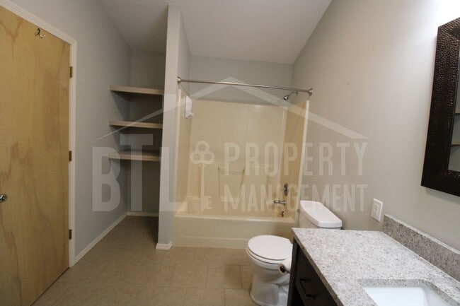 Building Photo - Peaceful 2-Bedroom Home Near Branson, MO –...