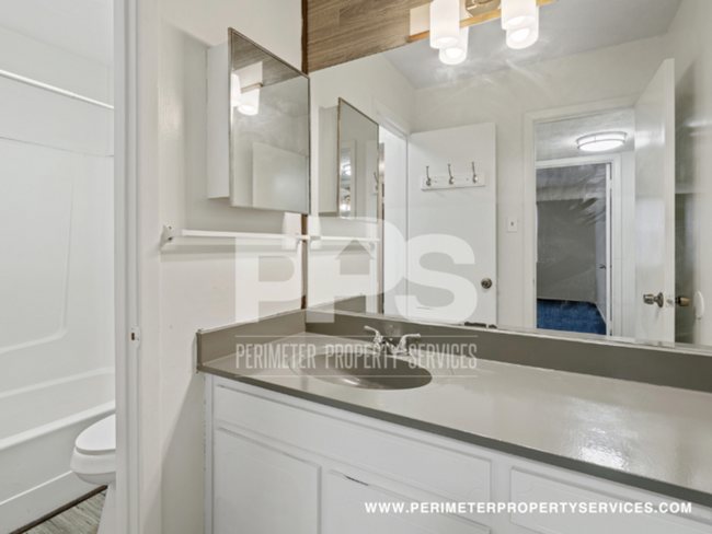 Building Photo - FULLY RENOVATED UNIT!!! WITH ONE MONTH REN...