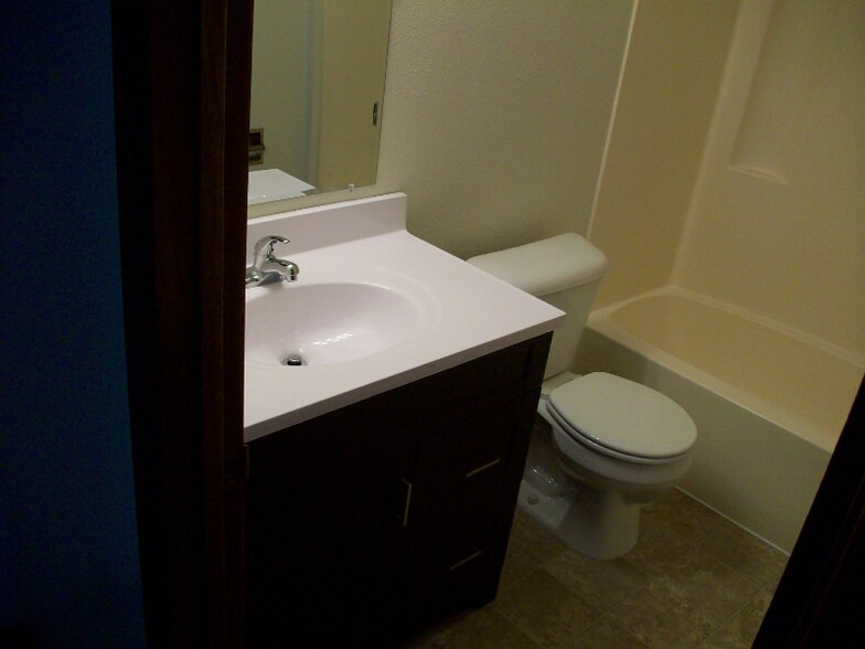 Building Photo - 2208 E Divide Ave