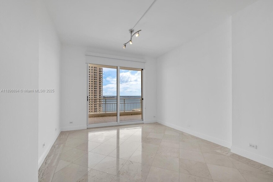 Building Photo - 888 Brickell Key Dr