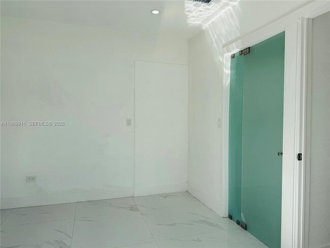 Building Photo - 706 W 40th Pl