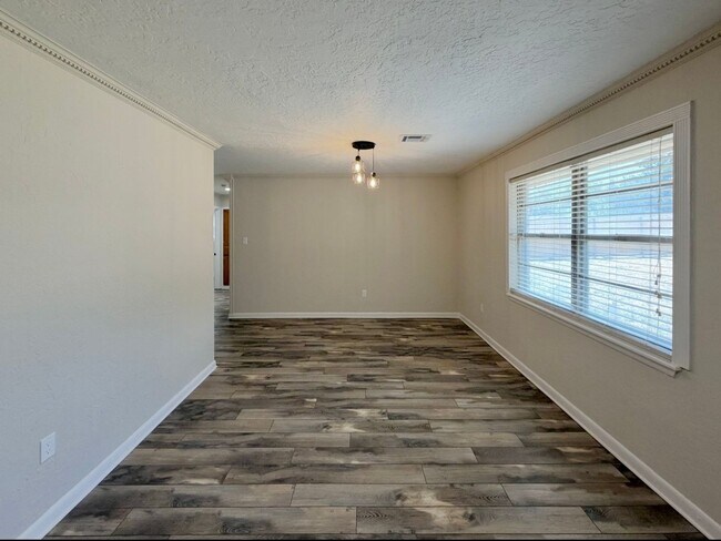 Building Photo - Beautifully Updated