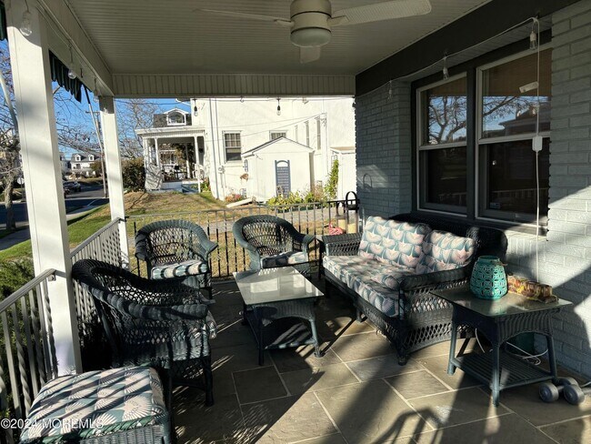 Building Photo - 206 Beach Ave