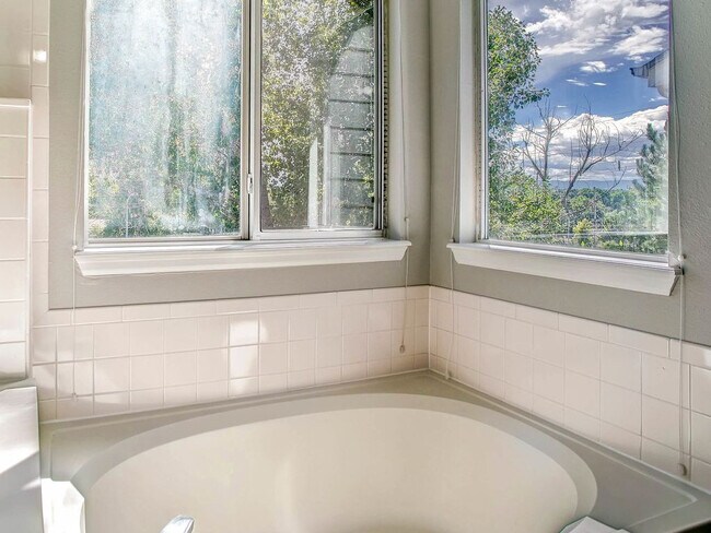 Building Photo - Gorgeous 4 Bed/3.5 Bath Home for Rent!