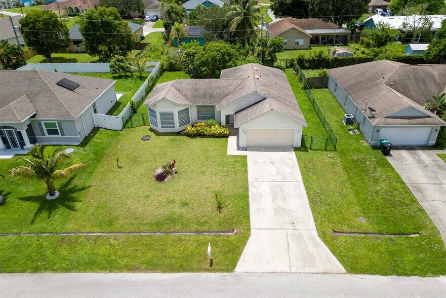 Building Photo - 1058 SW Locke Ave