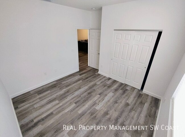 Building Photo - 2224 Kenneth Ave S