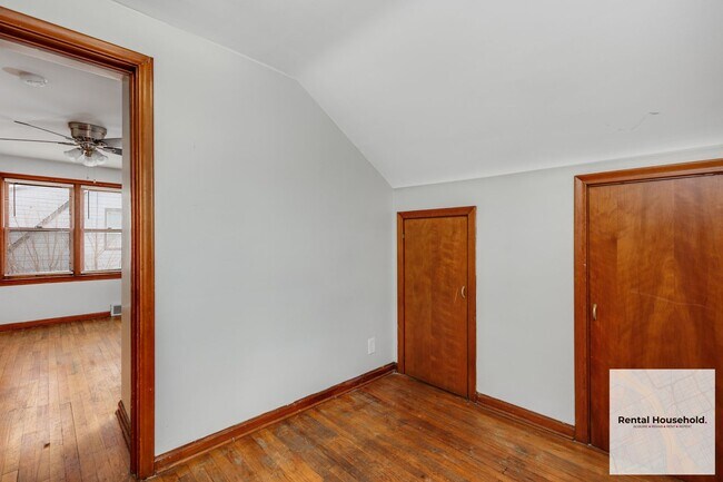 Building Photo - ~ 3 BEDROOM 1 BATH BUNGALOW SECURTIY DEPOSIT SPECIAL ~$500