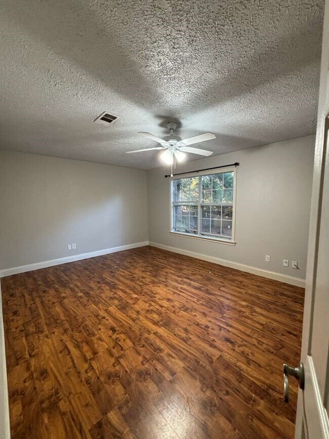 Building Photo - 2015 E Lacey Oak Cir