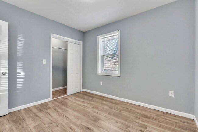 Building Photo - 1BR/1BA Triplex apartment home, move-in ready near downtown Spartanburg.... $750/mo**