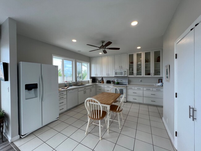 Building Photo - 864 Aalapapa Dr