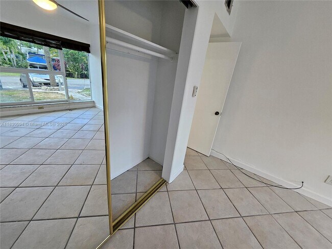 Building Photo - 733 NW 30th Ct