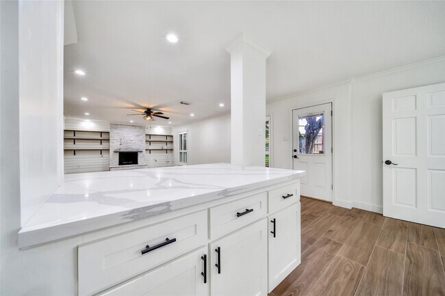 Building Photo - 950 Del Norte St