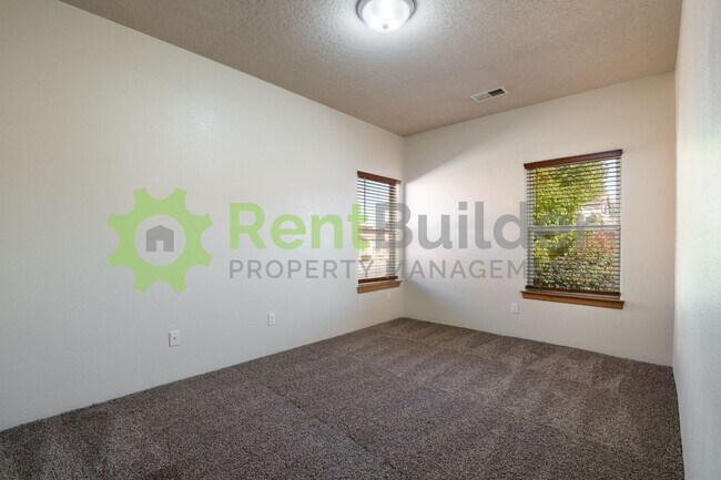 Building Photo - Model Perfect Living in Beautiful Loma Pinon