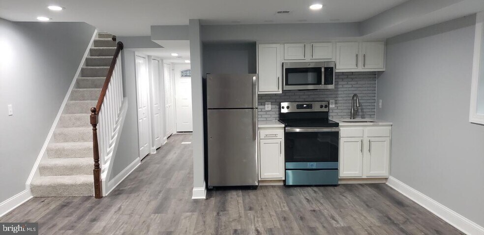 Building Photo - 617 Quintana Plz NW