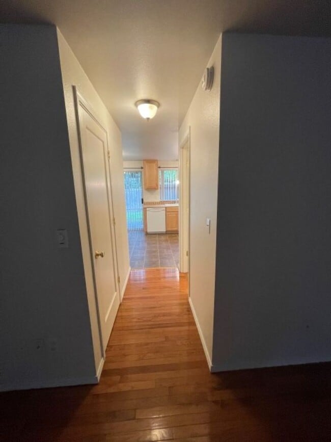 Building Photo - 2Bd/1.5Ba Lynnwood Townhouse