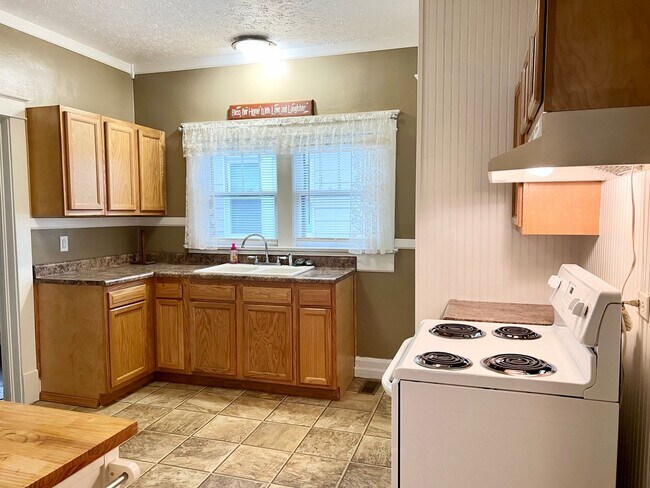 Building Photo - Charming 3-Bedroom Home with Garage & Fenced Yard!