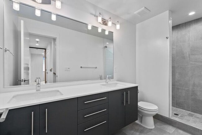 Building Photo - Sweet Ultra-Modern Air-Conditioned West Se...