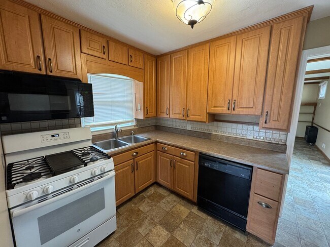 Building Photo - Charming 3 Bedroom Home With Fireplace and 2-Car Garage in Moline!