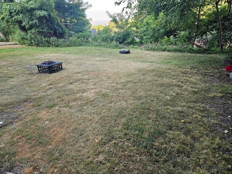 Shared backyard - 4355 Coleridge St