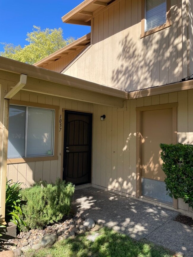 Building Photo - 3 Bedroom 2 Bath available this Summer!