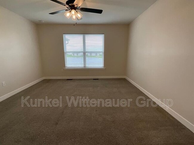 Building Photo - 812 Applewood Creek Dr