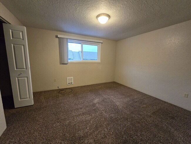 Building Photo - 146 NE Atkinson Ct