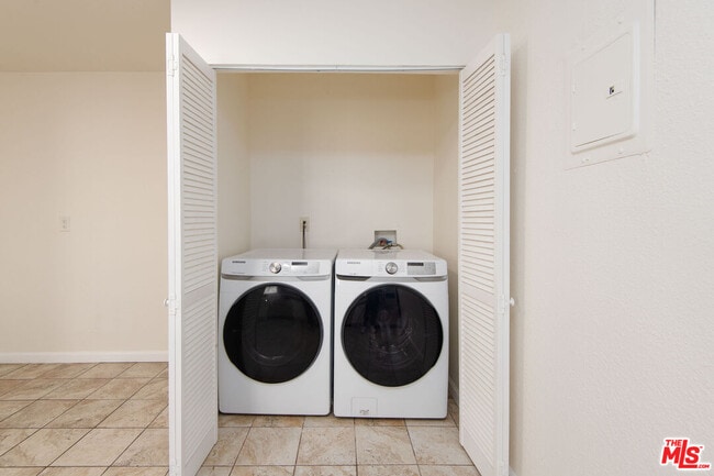 Building Photo - 2132 Cloverdale Ave