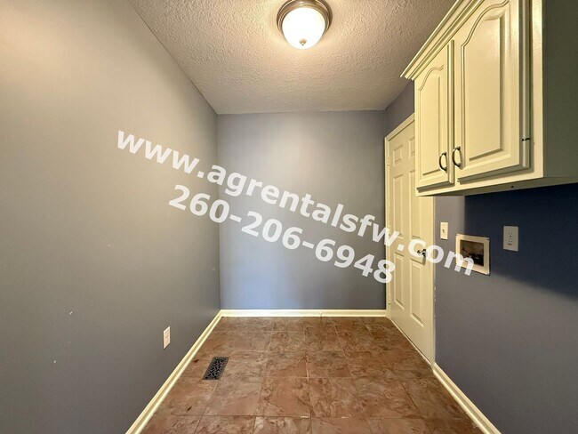 Building Photo - 3 Bedroom House