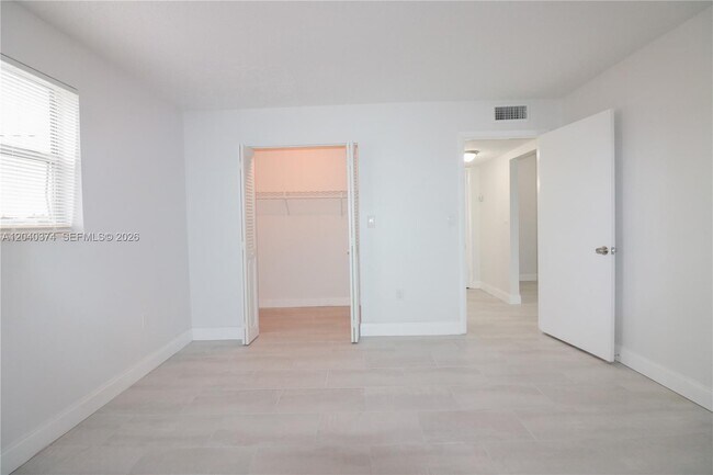 Building Photo - 400 NE 1st St