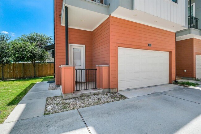 Building Photo - 1523 Hickory St