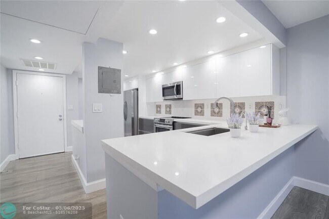 Building Photo - 7 Royal Palm Way