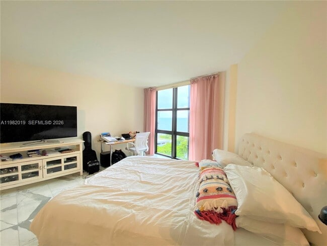 Building Photo - 1121 Crandon Blvd