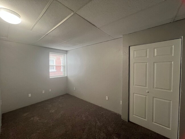 Building Photo - Beautiful 4 Bedroom/ 2 Bath with private c...